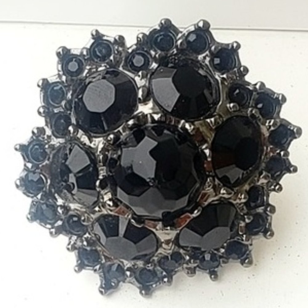 Yves Saint Laurent Black Crystal Flower Statement Cocktail Ring. size 6.5 or 7.